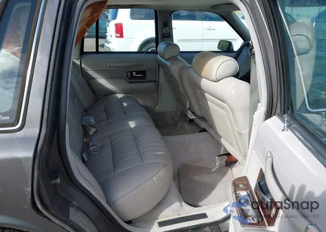 1992 Lincoln Town Car Executive z USA, uszkodzony, nr VIN 1LNLM81W6NY652385